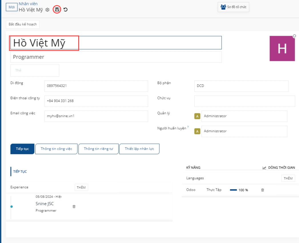 Một biểu mẫu nhân viên mới với các trường bắt buộc được làm nổi bật.